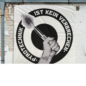 Bannière – Pyrotechnik Ist Kein Verbrechen 150x150cm – Miko Fumi